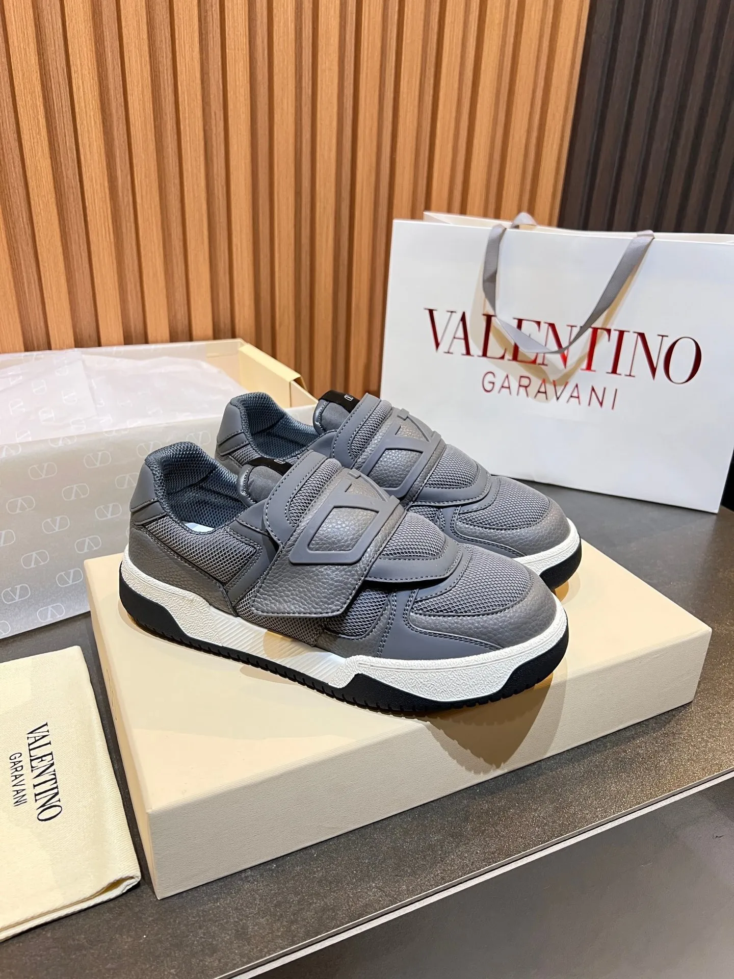 Men's men's shoes 💰760 VLTN Valentin 𝑶𝒏𝒆𝑺𝒕𝒖𝒅 Couple's sneaker series Valentino 2025 new couple's sneakers are on sale. The original ZP purchased and disassembled. Repeated pattern making and modification. The strength must be restored one to one! Top luxury masterpiece Velcro design Soft and comfortable imported calfskin 🧧brings excellent and elegant texture and excellent on-foot comfort Top purchasing version upper: imported calfskin surface/original oil edge craftsmanship Inner: water-dyed cowhide lining Outsole: original development 𝐓𝐏𝐔 two-color combination outsole Packaging: original configuration complete package Code number: 35-46 (45 46 customized)